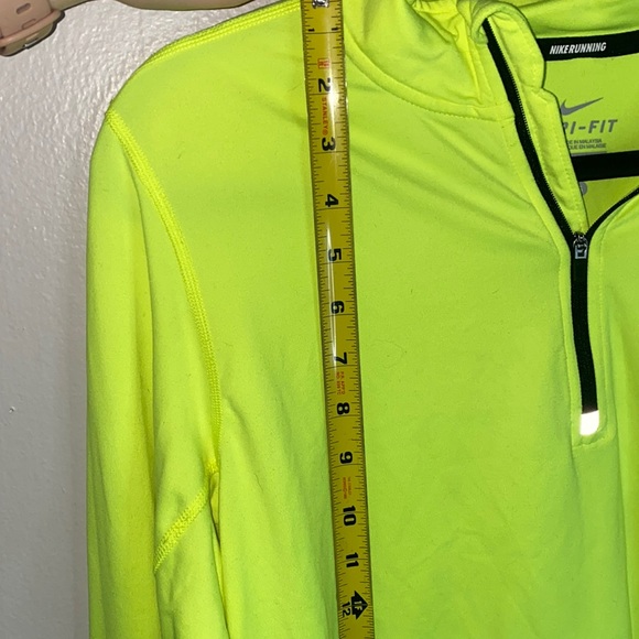 🦋Adorable Neon yellow Nike pullover! - Picture 4 of 8